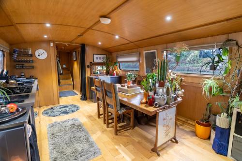 uma cozinha e sala de jantar com uma mesa numa caravana em Floating Cat Palace in the Heart of Bath em Bath