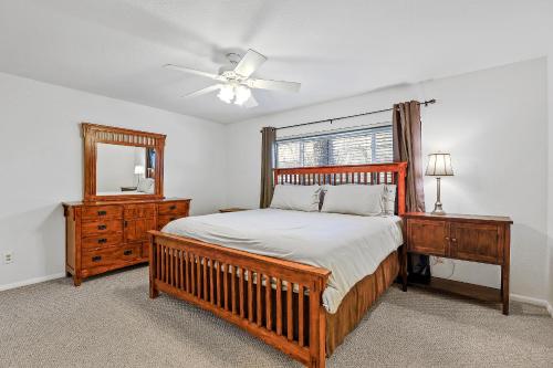 una camera con letto, cassettiera e specchio di Captivating Continental Country Club Retreat with 4 BDR and Spacious deck! a Flagstaff
