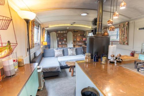 kuchnia i salon z kanapą w obiekcie Off-Grid Living on Spacious Widebeam w mieście Bath