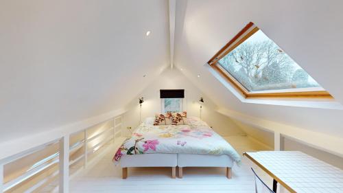 Sint-Genesius-RodeにあるThe Tile House - 2 bedroom property just south of Brusselsのベッドルーム(ベッド付)1室(屋根裏部屋)