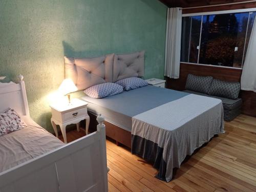 Un dormitorio con una cama grande y una ventana en Refúgio Moçambique, en Florianópolis