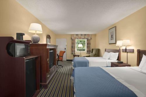 een hotelkamer met 2 bedden en een flatscreen-tv bij Days Inn by Wyndham WestEnd Alexandria,VA Washington DC Area in Alexandria