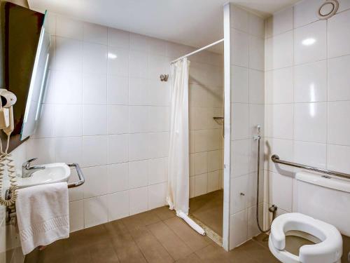 uma casa de banho com um chuveiro, um WC e um lavatório. em ibis Rio de Janeiro Santos Dumont no Rio de Janeiro