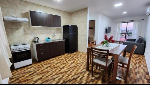 プエルト・リコにあるLas Calasのキッチン(テーブル、黒い冷蔵庫付)