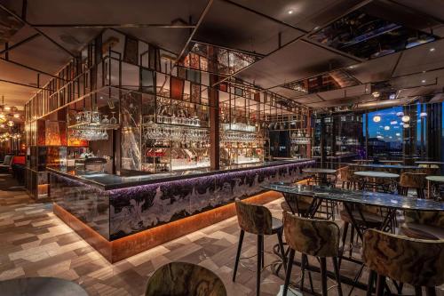 un bar con tavoli e sedie in un ristorante di DoubleTree by Hilton Hotel London - Tower of London a Londra