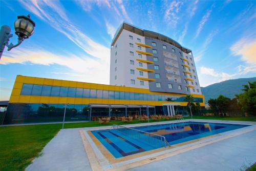 een hotel met een zwembad voor een gebouw bij Ramada By Wyndham Soma in Soma