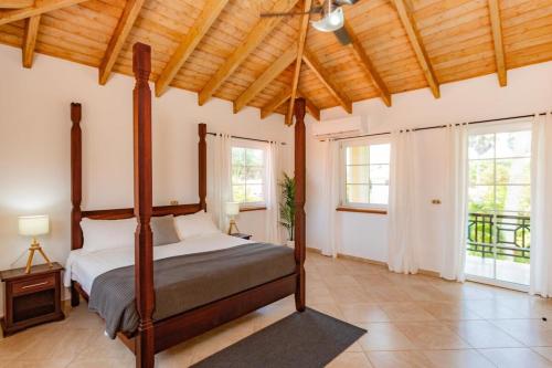 Ένα ή περισσότερα κρεβάτια σε δωμάτιο στο Exclusive Villa at Hideaway Beach
