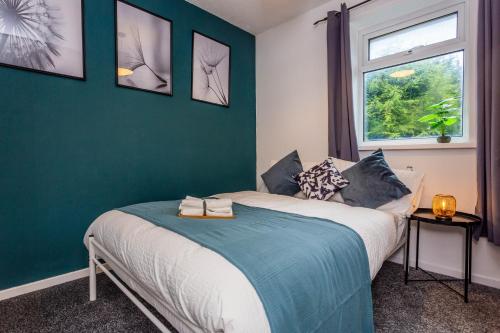 1 dormitorio con 1 cama con pared verde en New Large 2 Bed entire apartment Near Newcastle upon Tyne with Free Parking, en Kenton