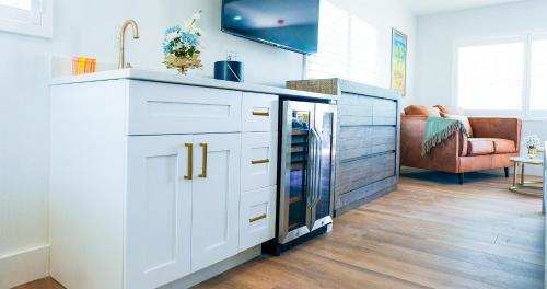 uma cozinha com armários brancos e um frigorífico em Ivory Sands Beach Suites em Clearwater Beach