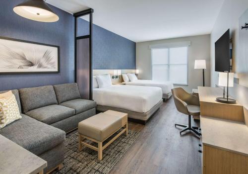 um quarto de hotel com uma cama e um sofá em Hyatt Place Newark-Main Street em Newark