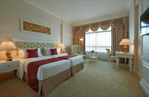 Habitación de hotel con cama grande y escritorio. en Royale Chulan Damansara en Petaling Jaya
