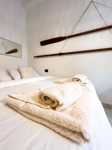 een slaapkamer met 2 bedden en een handdoek op het bed bij Bacans - Via Azuni in Cagliari