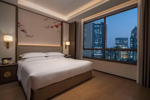 เตียงในห้องที่ Yuexiu Hotel Guangzhou Curio Collection By Hilton, Free Shuttle during Canton Fair
