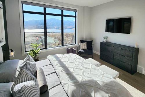 1 dormitorio con cama grande y ventana grande en The views! Enjoy this Hideout home., en Keetley