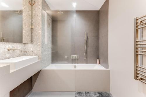 La salle de bains est pourvue d'une baignoire et d'un lavabo. dans l'établissement ShyRoyale, à Londres