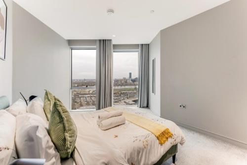 1 dormitorio con cama y ventana grande en ShyRoyale en Londres