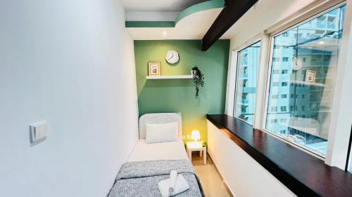 - une petite chambre avec un lit et une fenêtre dans l'établissement Dreamy Partition Room in Barsha1, à Dubaï