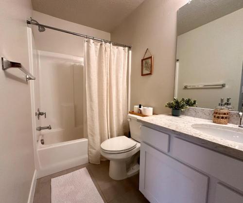 y baño con aseo, lavabo y ducha. en Newly Built Chic Utah Valley Gem l Theo by Stay, en American Fork