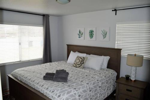 Katil atau katil-katil dalam bilik di Two kitchens for Double the Fun in Salt Lake City!