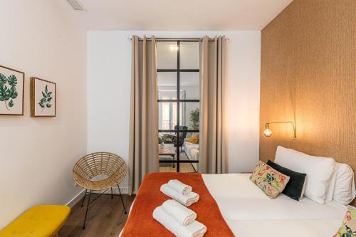 1 dormitorio con 1 cama con toallas en BNBHolder The Superb SOL, en Madrid