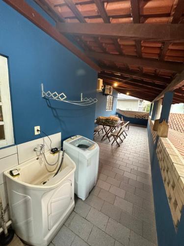 ein Badezimmer mit einem WC, einer Badewanne und einem Waschbecken in der Unterkunft Apartamentos próximo ao Mar in Bombinhas
