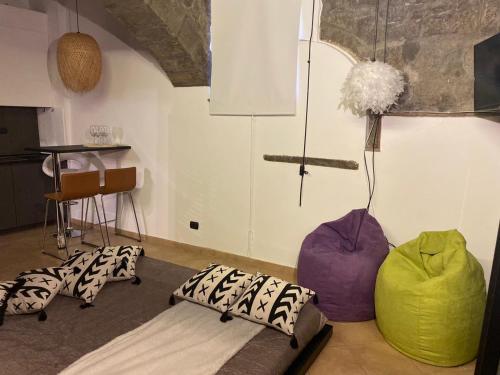 um quarto com três sacos de feijão no chão em Viterbo centro Casa Surina em Viterbo