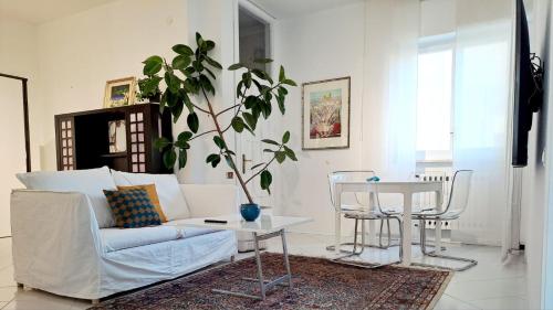sala de estar con sofá blanco y mesa en Casagè, en Salerno