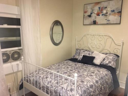 - une chambre avec un lit blanc et un miroir dans l'établissement DTLA Oasis Private Bedroom with Exclusive Laundry - Steps to the Heartbeat of LA, à Los Angeles