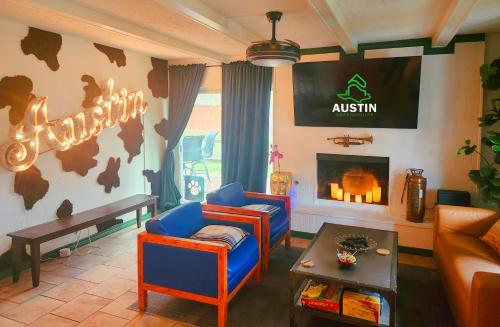 een woonkamer met een bank en een tafel bij Austin Greenhouse Rentals in Austin