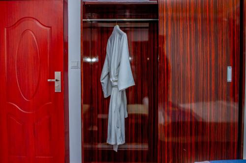 アビジャンにあるSANA Hotelの白い衣がドアに掛けられている