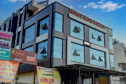 een hotel met een bord op een gebouw bij OYO Flagship Hotel Mohi Palace in Jaipur