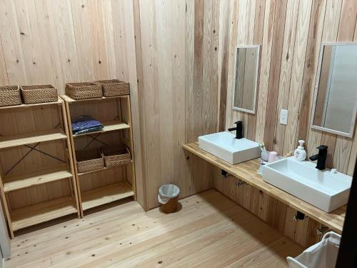 uma casa de banho com 2 lavatórios e um espelho em IHOKI BASE - Vacation STAY 57543v em Kumano