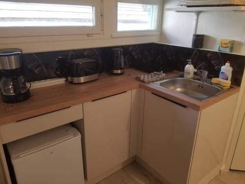 une cuisine avec un évier et un plan de travail dans l'établissement Cocon 3 climatisé bien au frais, à Périgueux
