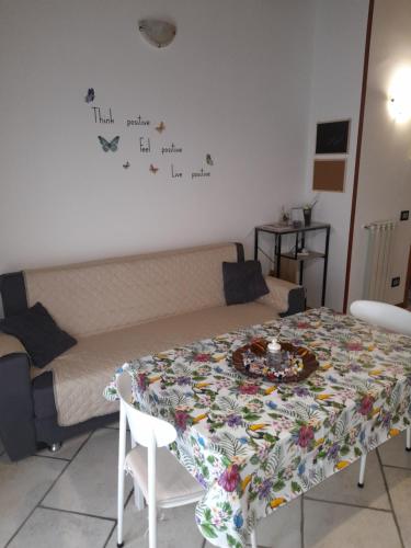 1 dormitorio con 1 cama con mesa y mariposas en la pared en Malpensa Milano intero appartamento, en Cardano al Campo