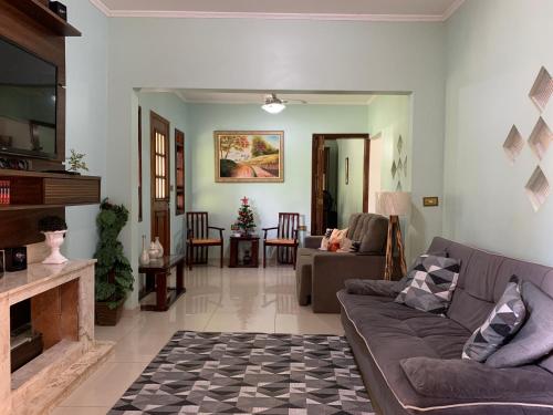薩朵的住宿－Chácara Refrigério，带沙发和壁炉的客厅