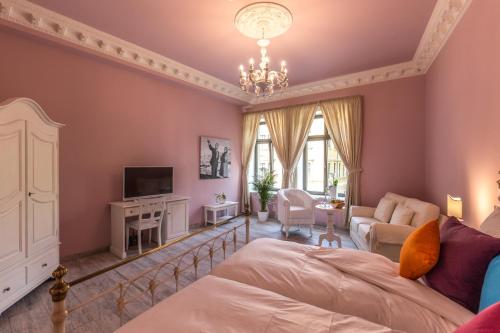 a living room with a bed and a tv at Grande Albergo Giancarlo in Weimar