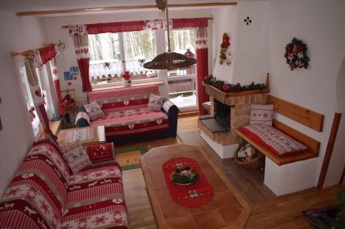 ein Wohnzimmer mit einem Sofa und einem Kamin in der Unterkunft Holiday home in Marianska/Erzgebirge 1664 in Mariánská
