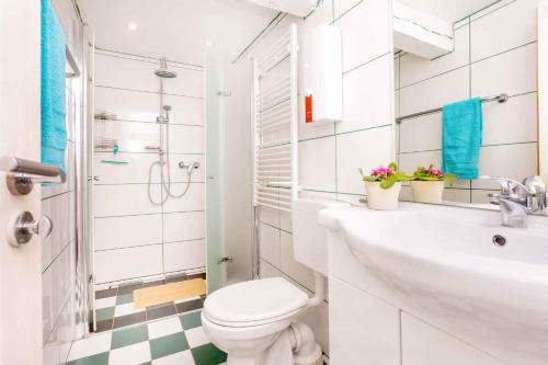 Phòng tắm tại Holiday Homes Puddemin - Insel Rügen 3073