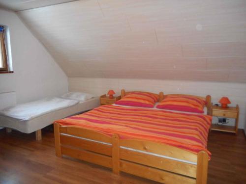 Holiday home Nove Hamry/Erzgebirge 1646 في Nové Hamry: غرفة نوم بسريرين في العلية