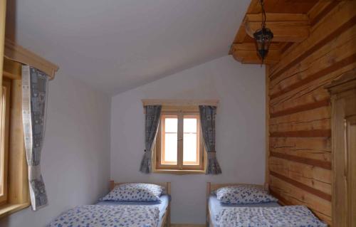 dwa łóżka w pokoju z oknem w obiekcie Holiday home in Jilove u Drzkova 1736 w mieście Jílové u Držkova