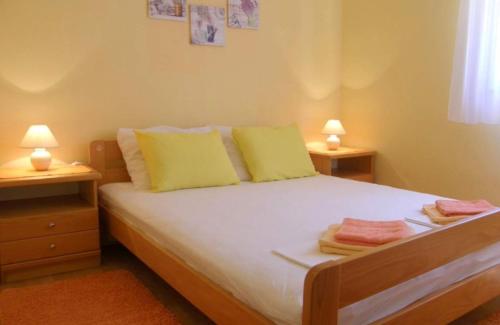 Apartments with parking space Barbat, Rab - 22087