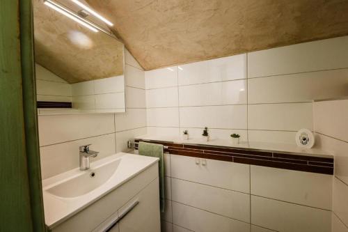 Apartments by the sea Kastel Novi, Kastela - 22051