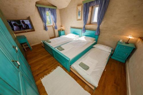 Apartments by the sea Kastel Novi, Kastela - 22051