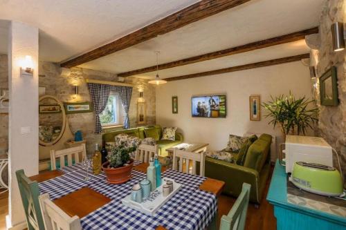 Apartments by the sea Kastel Novi, Kastela - 22051