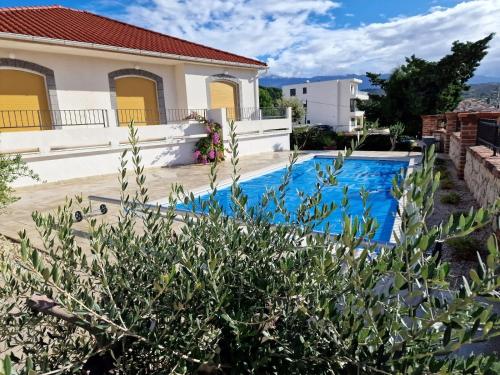 Seaside family friendly house with a swimming pool Barbat, Rab - 22081