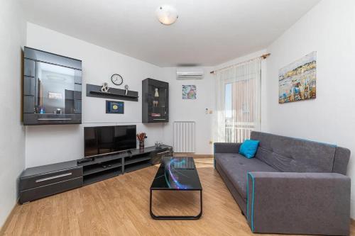 Apartments with parking space Kastel Luksic, Kastela - 22071