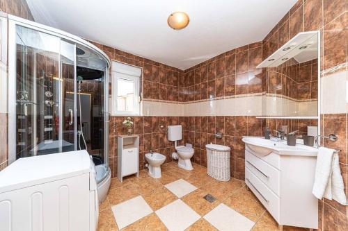 Apartments with parking space Kastel Luksic, Kastela - 22071