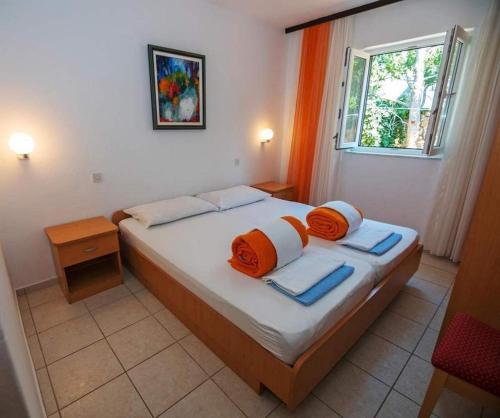 Apartments with parking space Barbat, Rab - 22098