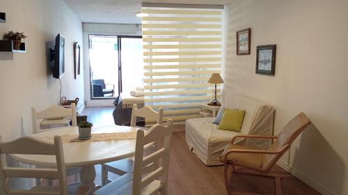 モンテビデオにあるMonoambiente céntricoの小さなリビングルーム(テーブル、椅子付)
