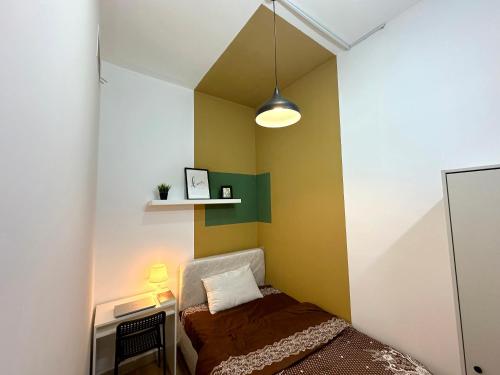 Postel nebo postele na pokoji v ubytování Budget Double Partition Room in Barsha Heights Near Metro